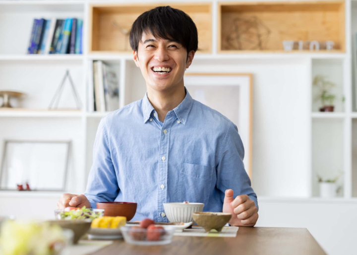 虫歯を予防して健康な歯で食事を楽しむ男性