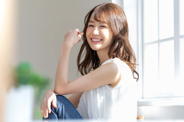 審美歯科治療で綺麗な歯になって笑顔の女性