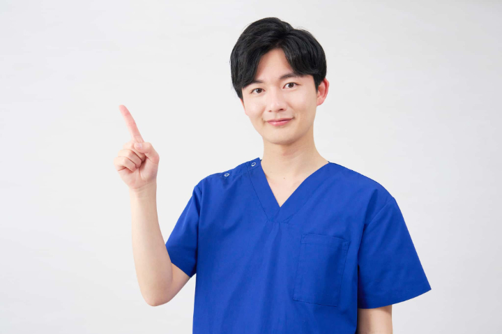 初期段階で虫歯を発見したほうがよい理由について説明する歯科医