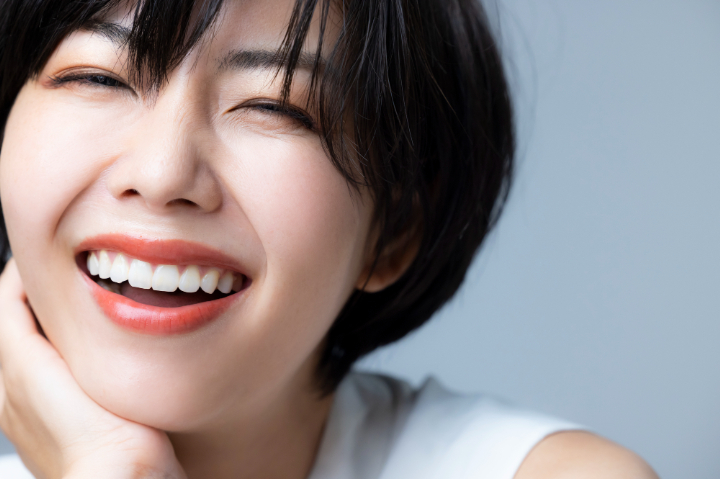 インプラント治療が成功し笑顔になる女性