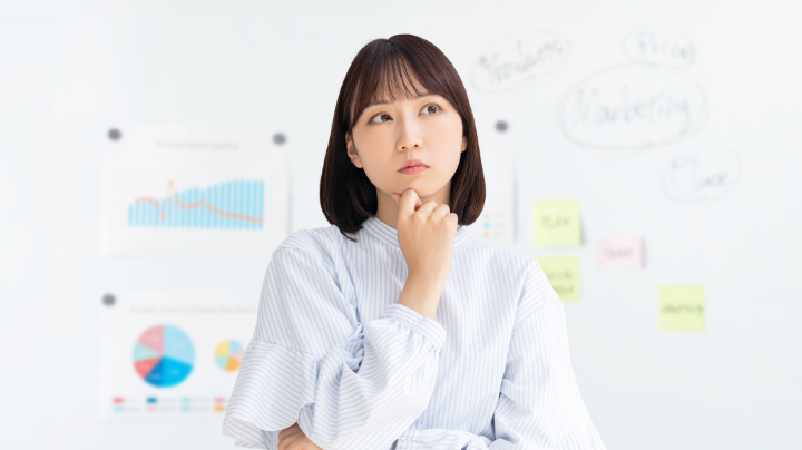 インプラント治療が高額なのはどうしてなのか考える女性