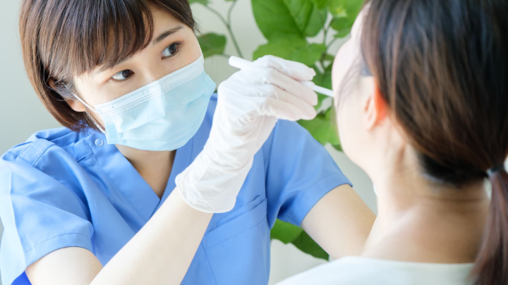歯科検診で虫歯のチェックをする歯科衛生士