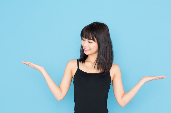 歯医者のクリーニングを比較する女性