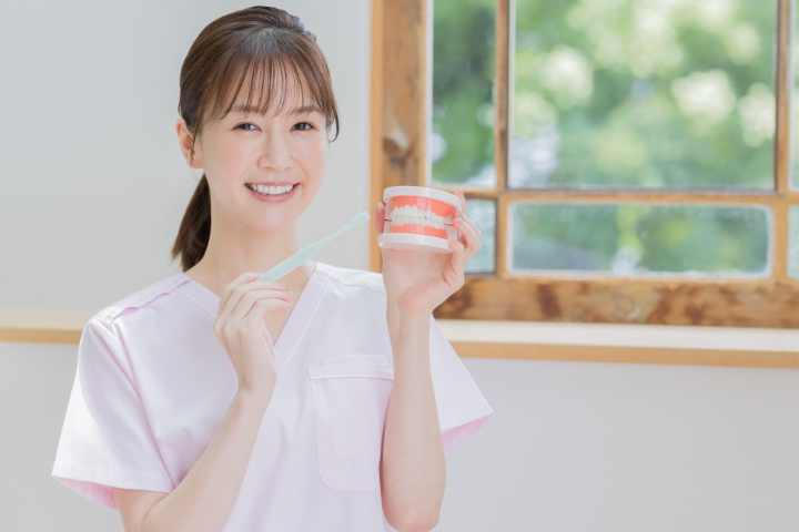 ブラッシング指導する歯科衛生士