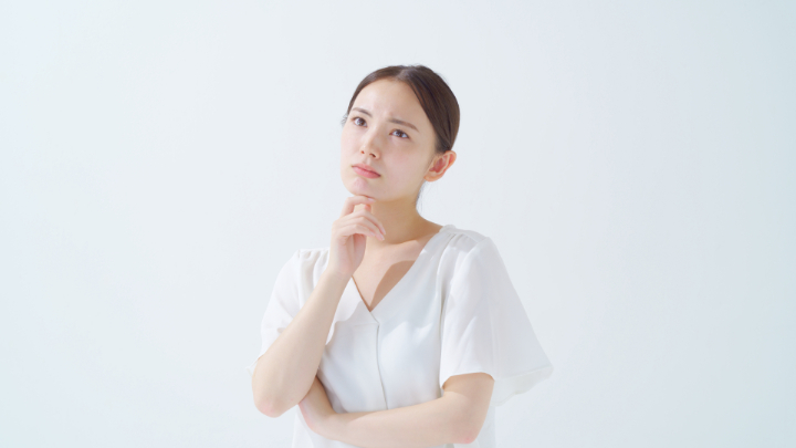 セラミック治療は医療費控除の対象になるのか考える女性