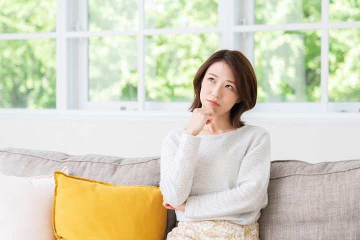 インプラント治療歯痛いのか考える女性