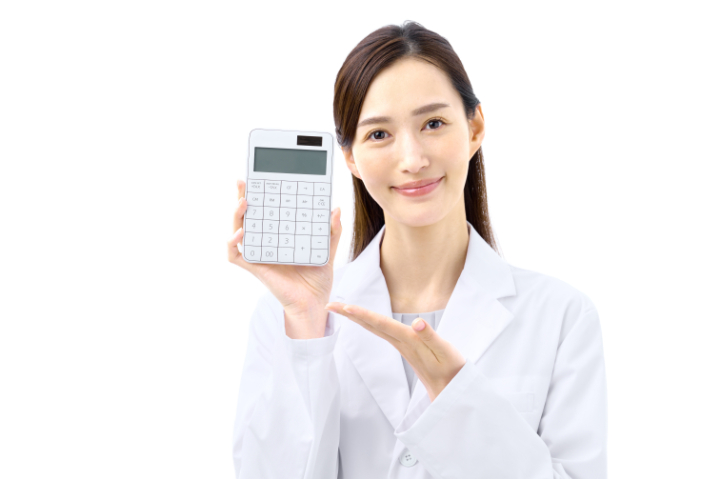 医療費控除の説明をする歯科医師