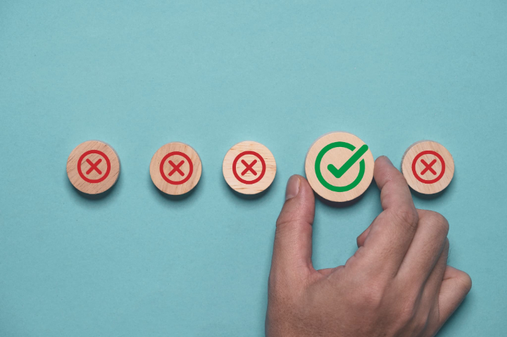 目的に合った歯の被せ物を選択するイメージ