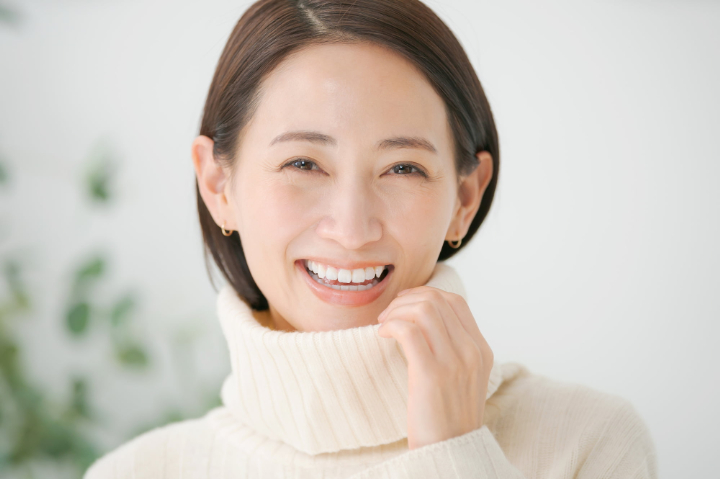 自分に合った被せ物を選んで美しい歯になった笑顔の女性