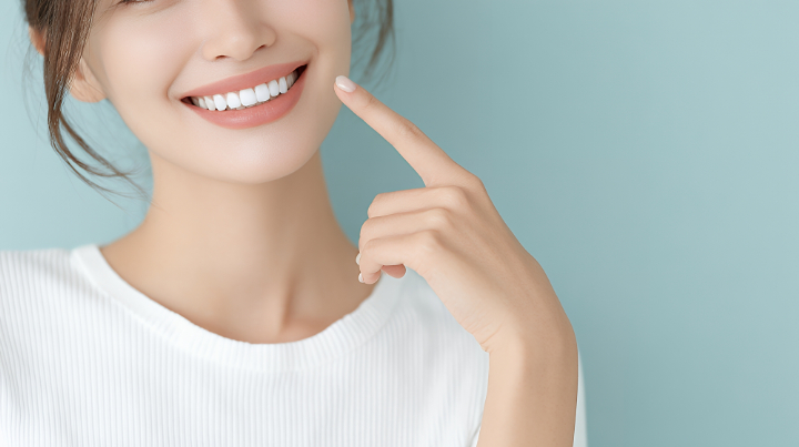 インプラント治療が終わり笑顔に自信が出た女性