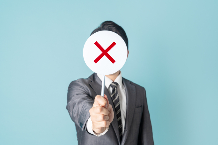 セラミックの歯が割れたときにしてはいけないことを提示している