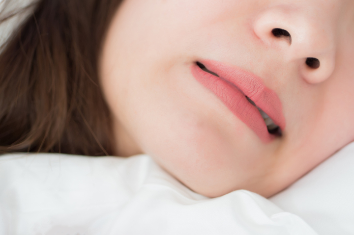 食いしばりをする女性の口元