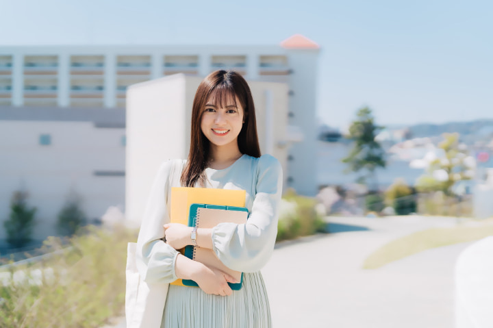 矯正した美しい歯で笑う女性