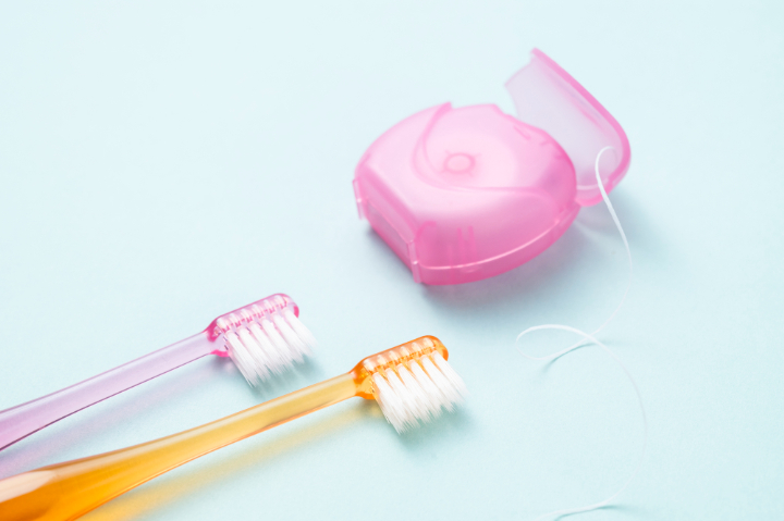 インプラントを長持ちさせるために使用する歯ブラシとデンタルフロス