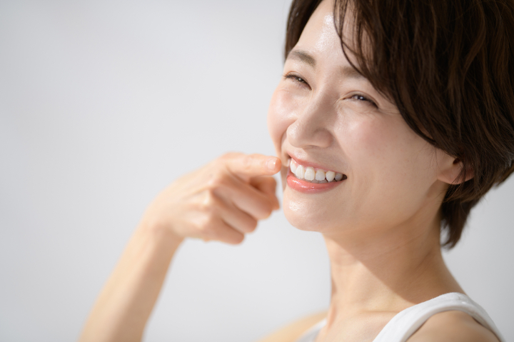 インプラントを長く使用する笑顔の女性