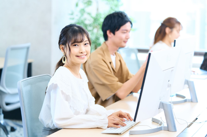 歯並びを矯正して顎関節症が治った女性が仕事に励んでいるイメージ