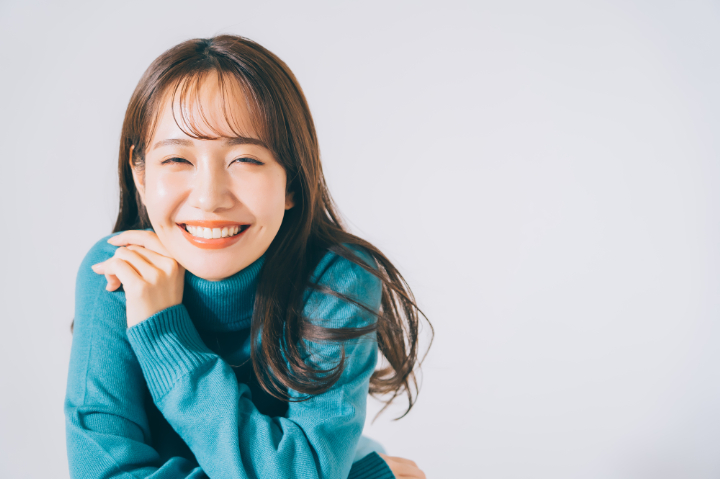歯を整えて嬉しそうに笑う女性