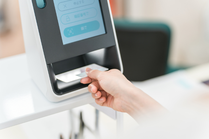 マイナンバーカードを読み取る様子