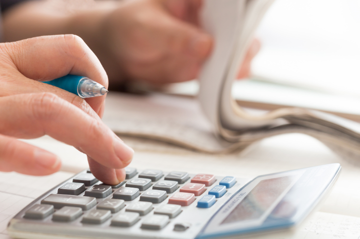 医療費の計算をする様子