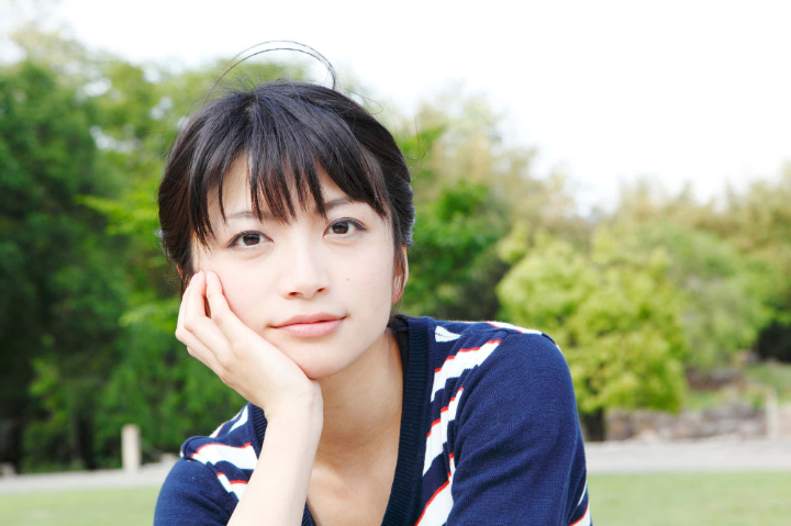 頬杖をつく女性