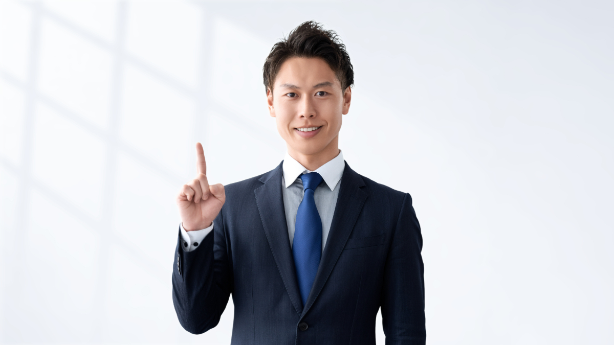 矯正後の後戻りを防ぐために大切なことを紹介している人